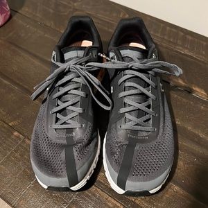 On Cloud flow sneakers. Like new!